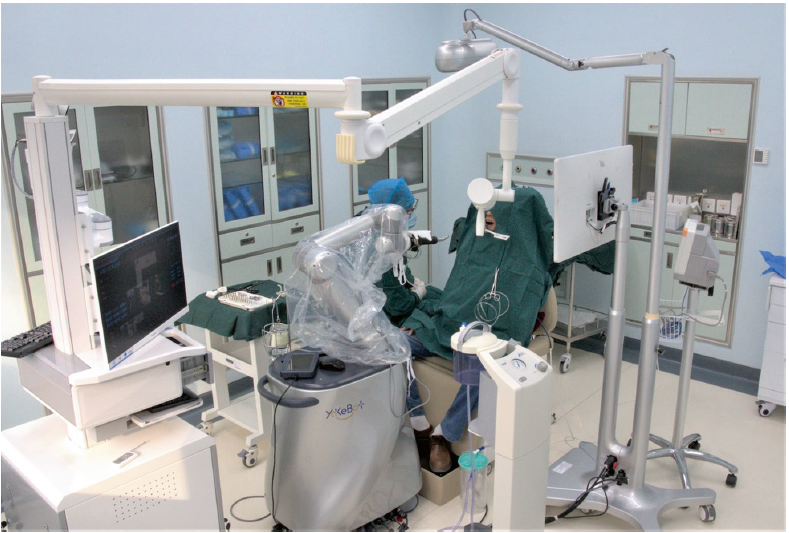 Configuração da sala de cirurgia: repare no robô (ao centro), e a paciente em posição com a paramentação de biossegurança.