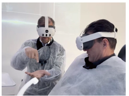 Ensino ao paciente usando conjuntos de realidade virtual, onde o clínico também visualiza o tratamento em conjunto de maneira imersiva. 